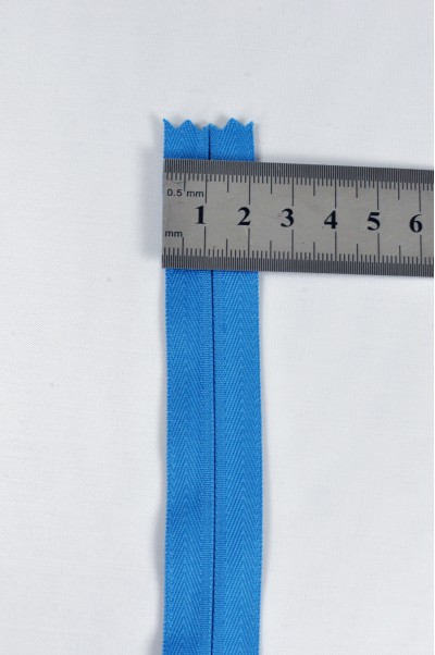 ZIP016  4號拉鏈 隱形拉鏈款式 單頭聚酯牙拉鏈 密尾拉鏈 不設單獨拉鍊訂購 側面照